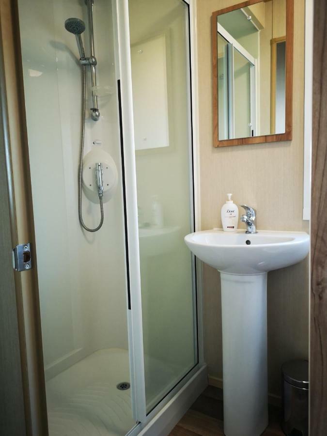 Pebble Bay Retreat Villa Milford on Sea Esterno foto